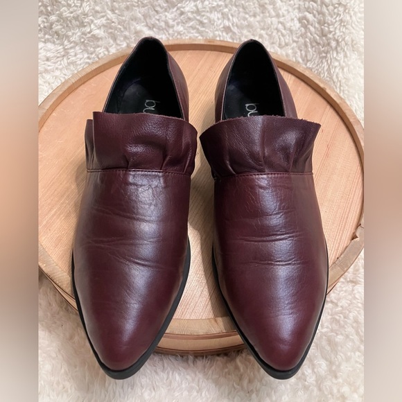 EUC Bueno Leather Burcu Women's Ruffle Flats Shoes Red Burgundy Size 10.5/ EU 41 - Picture 2 of 9